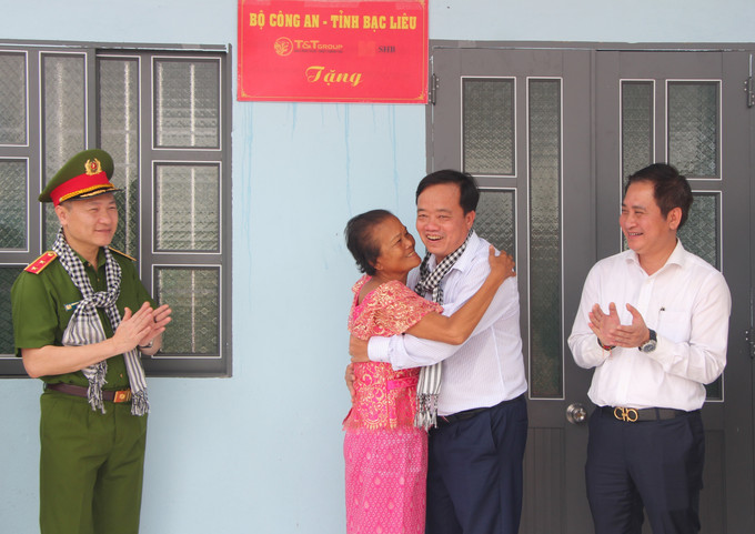 Niềm vui của hộ dân đồng bào dân tộc Khmer ở xã Hưng Hội (huyện Vĩnh Lợi, tỉnh Bạc Liêu) trong ngày khánh thành ngôi nhà mới. Niềm vui của hộ dân đồng bào dân tộc Khmer ở xã Hưng Hội (huyện Vĩnh Lợi, tỉnh Bạc Liêu) trong ngày khánh thành ngôi nhà mới.