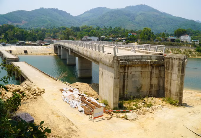 Thiếu đường dẫn khiến phần cầu Sơn Mùa “lệch nhịp”, nằm chơi vơi giữa sông, cao hơn khu vực dân cư hiện hữu.