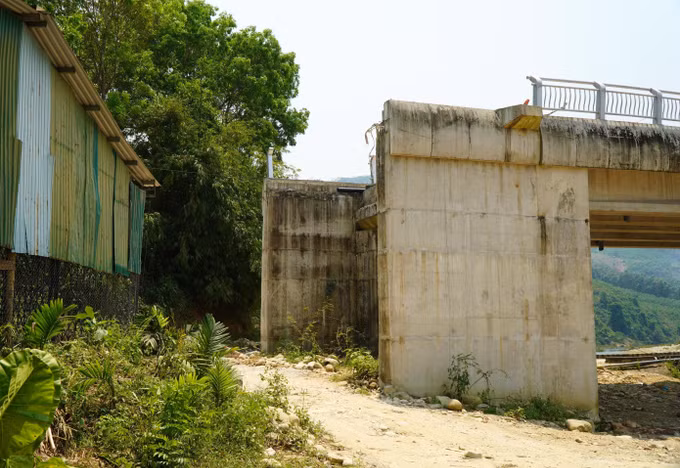 Thiếu đường dẫn khiến phần cầu Sơn Mùa “lệch nhịp”, nằm chơi vơi giữa sông, cao hơn khu vực dân cư hiện hữu.