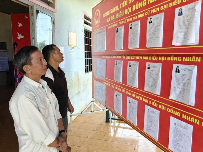 Đảng viên và cử tri thôn Sơn Trung (xã Phú Nghĩa) tìm hiểu tiểu sử đại biểu ứng cử.