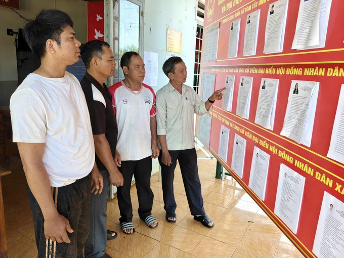 Đảng viên và cử tri thôn Sơn Trung (xã Phú Nghĩa) tìm hiểu tiểu sử đại biểu ứng cử.