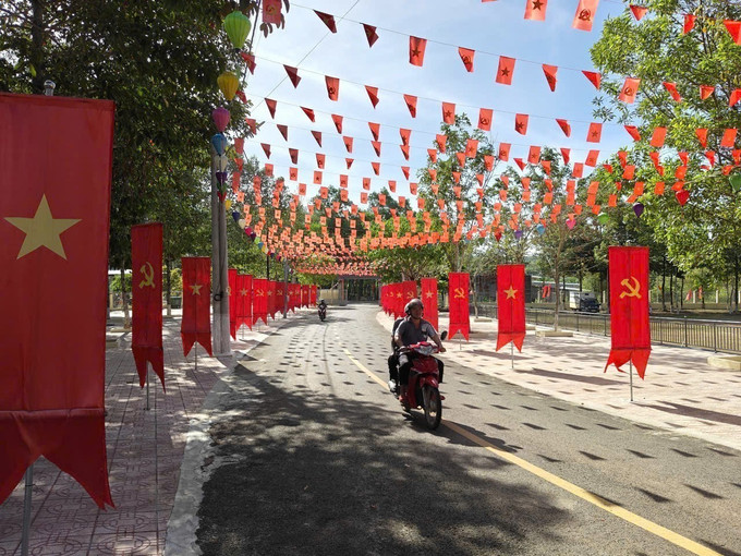 Đường tại xã Lộc Quang được trang trí rực rỡ đón ngày bầu cử.