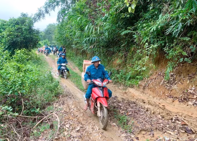 Hành trình chở lương thực, thực phẩm, nhu yếu phẩm bằng xe máy xuyên đại ngàn Pù Huống vào hỗ trợ cho bà con dân bản Na Ngân (xã Nga My, tỉnh Nghệ An). Ảnh: TTXVN phát