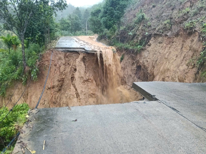 Mưa lớn gây sạt lở, đứt gãy tuyến giao thông nông thôn xã Tây Trà. Ảnh: TTXVN quang-ngai-lo-nui-2.jpg