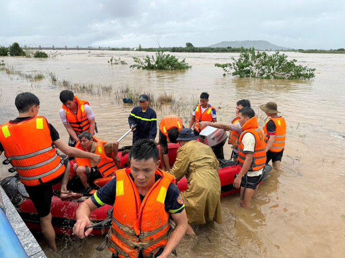 Lực lượng Cảnh sát phòng cháy chữa cháy Công an tỉnh Quảng Ngãi cưỡng chế đưa người dân giữa dòng sông Trà Khúc vào bờ. Ảnh: TTXVN Lực lượng Cảnh sát phòng cháy chữa cháy Công an tỉnh Quảng Ngãi cưỡng chế đưa người dân giữa dòng sông Trà Khúc vào bờ. Ảnh: TTXVN