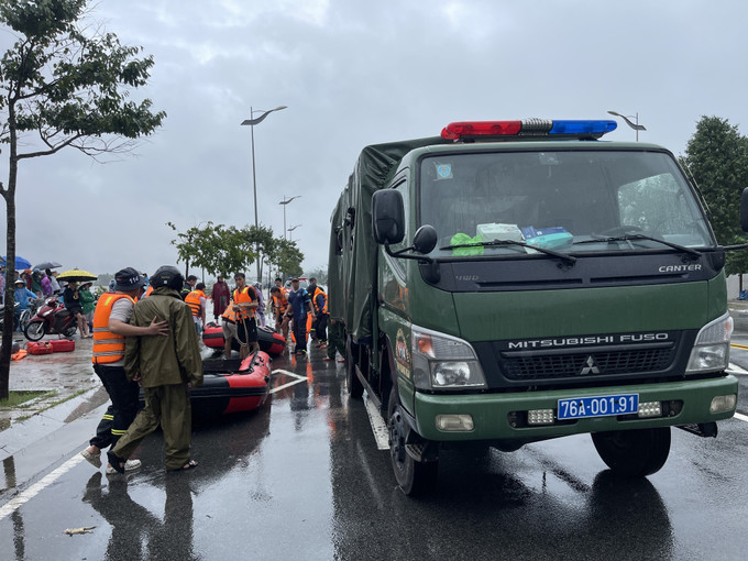 Lực lượng Cảnh sát phòng cháy chữa cháy Công an tỉnh Quảng Ngãi chuẩn bị phương tiện đưa người dân giữa dòng sông Trà Khúc vào bờ. Ảnh: TTXVN Lực lượng Cảnh sát phòng cháy chữa cháy Công an tỉnh Quảng Ngãi chuẩn bị phương tiện đưa người dân giữa dòng sông Trà Khúc vào bờ. Ảnh: TTXVN