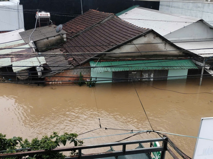 Nhiều khu dân cư bị ngập sâu. Ảnh: TTXVN Nhiều khu dân cư bị ngập sâu. Ảnh: TTXVN