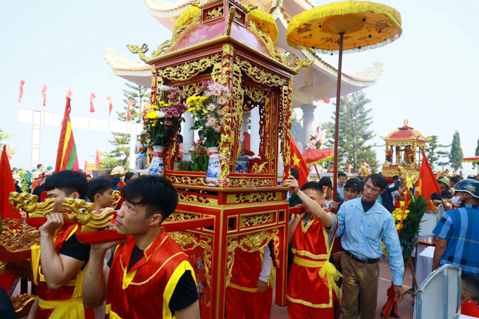 Các dòng họ mang lễ vật, rước kiệu tộc lên bia Tiên Công để thắp hương, báo công tiên tổ.