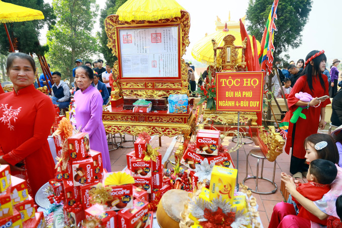 Các dòng họ mang lễ vật, rước kiệu tộc lên bia Tiên Công để thắp hương, báo công tiên tổ.