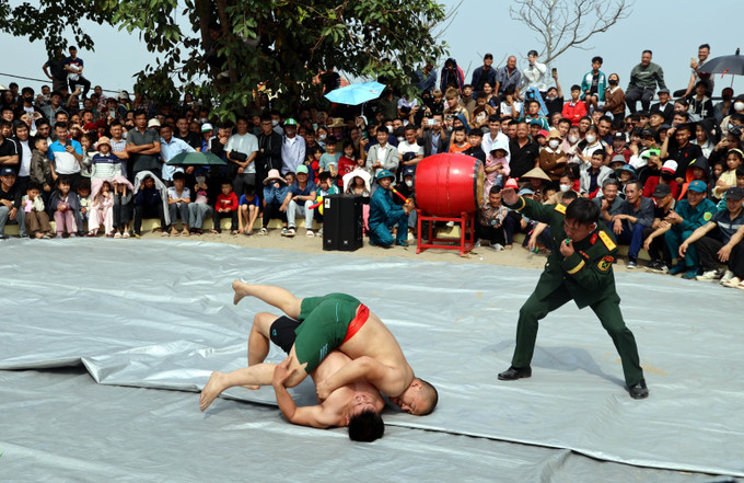 Màn đấu vật hấp dẫn tại lễ hội Tiên Công phường Hiệp Hòa.