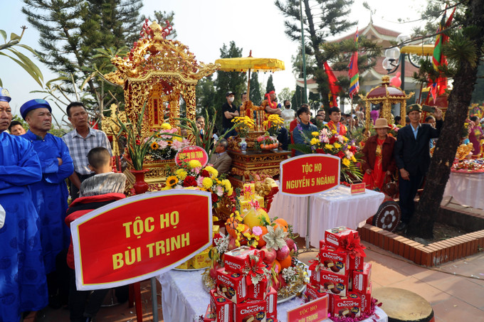 Các dòng họ mang lễ vật, rước kiệu tộc lên bia Tiên Công để thắp hương, báo công tiên tổ.