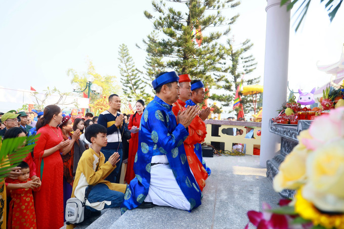 Các tộc họ lên thắp hương tại bia Tiên Công.