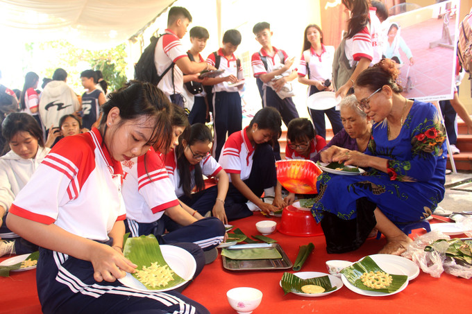 Các hoạt động trải nghiệm nghề truyền thống luôn thu hút các bạn trẻ, du khách đến với Trung tâm Trưng bày văn hóa Chăm mỗi dịp lễ, tết.