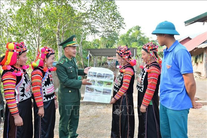 Cán bộ Đồn Biên phòng A Pa Chải tuyên truyền công tác bảo vệ tài nguyên, không săn bắt thú rừng với bà con dân tộc người Hà Nhì. Ảnh: Minh Đức/TTXVN Cán bộ Đồn Biên phòng A Pa Chải tuyên truyền công tác bảo vệ tài nguyên, không săn bắt thú rừng với bà con dân tộc người Hà Nhì. Ảnh: Minh Đức/TTXVN