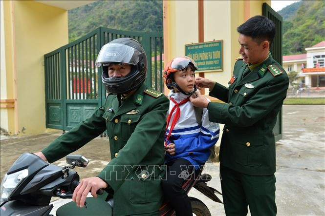Với mô hình "Con nuôi đồn Biên phòng", cán bộ Đồn Biên phòng Pa Thơm nhận nuôi dưỡng, chăm sóc trẻ em có hoàn cảnh khó khăn để các em vượt qua nghịch cảnh, vươn lên trong cuộc sống. Ảnh: Minh Đức/TTXVN Với mô hình "Con nuôi đồn Biên phòng", cán bộ Đồn Biên phòng Pa Thơm nhận nuôi dưỡng, chăm sóc trẻ em có hoàn cảnh khó khăn để các em vượt qua nghịch cảnh, vươn lên trong cuộc sống. Ảnh: Minh Đức/TTXVN
