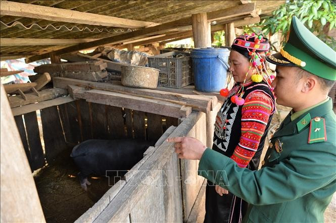 Cán bộ Đồn Biên phòng A Pa Chải hướng dẫn người dân phát triển kinh tế, xóa đói, giảm nghèo, góp phần xây dựng nông thôn mới, củng cố mối quan hệ đoàn kết, gắn bó quân dân. Ảnh: Minh Đức/TTXVN bo-doi-bien-phong-dien-bien-1736.jpg