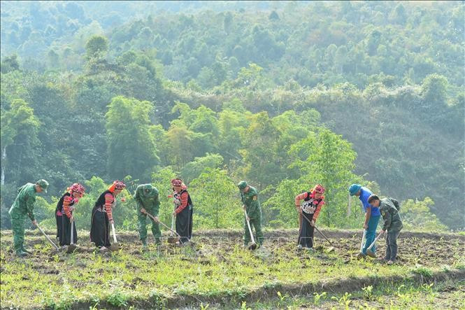 Tình đoàn kết quân dân ở khu vực biên giới đã xây dựng được thế trận biên phòng toàn dân giúp người dân yên tâm sinh hoạt và phát triển kinh tế. Ảnh: Minh Đức/TTXVN bo-doi-bien-phong-dien-bien-2.jpg