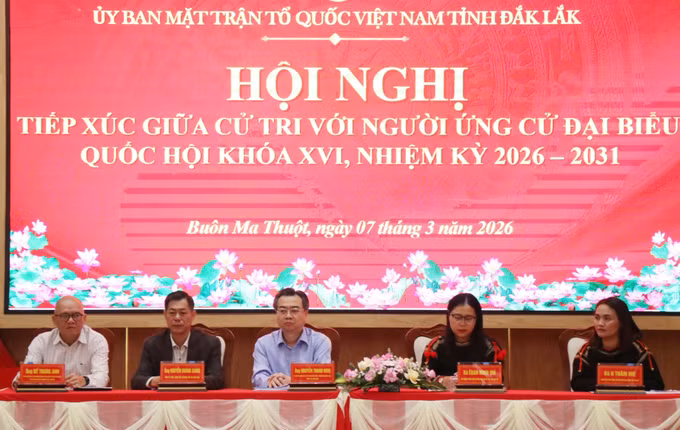 Các ứng cử viên đại biểu Quốc hội khóa XVI, nhiệm kỳ 2026 - 2031 tiếp xúc cử tri tại đơn vị bầu cử số 5, tỉnh Đắk Lắk.