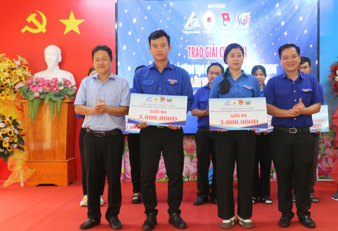 Đại diện Ban tổ chức trao giải Ba cho các dự án, ý tưởng xuất sắc. Đại diện Ban tổ chức trao giải Ba cho các dự án, ý tưởng xuất sắc.