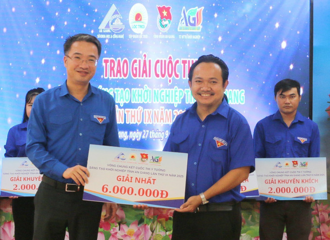 Anh Nguyễn Tường Lâm, Bí thư Ban Chấp hành Trung ương Đoàn, Chủ tịch Hội Liên hiệp Thanh niên Việt Nam (trái) trao giải Nhất cho bạn Nguyễn Trung Thành (phường Thới Sơn). thanh-nien-khoi-nghiep-1.jpg