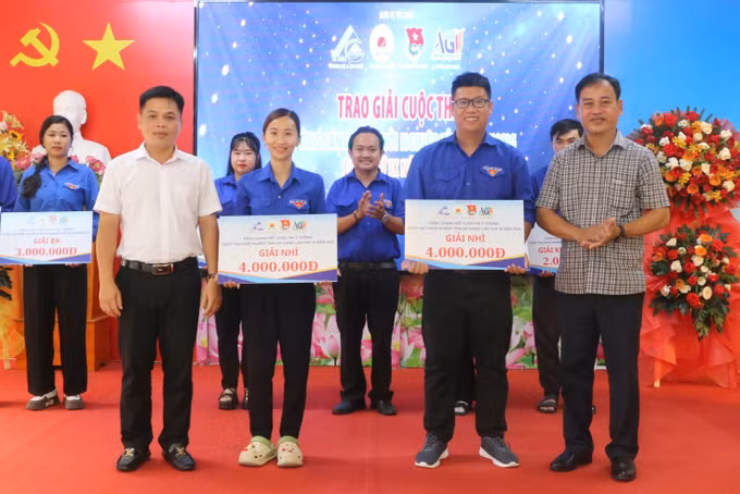 Đại diện Ban tổ chức trao giải Nhì cho các dự án, ý tưởng xuất sắc.