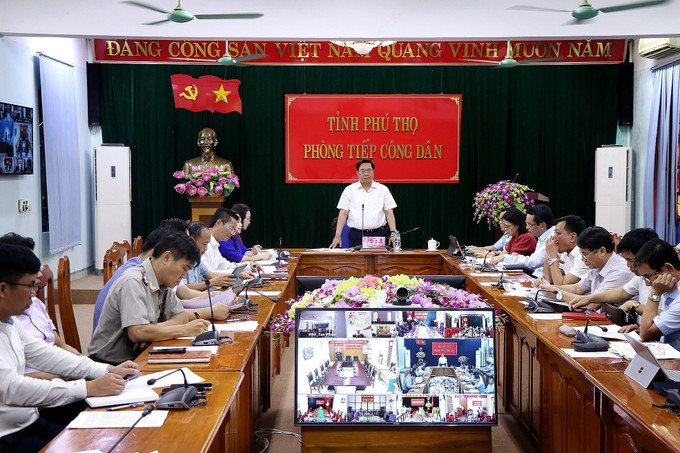 Chủ tịch UBND tỉnh Phú Thọ Trần Duy Đông tiếp công dân tại trụ sở tiếp công dân tỉnh Phú Thọ cơ sở 3 (phường Hòa Bình). Ảnh: Thanh Hải/TTXVN Chủ tịch UBND tỉnh Phú Thọ Trần Duy Đông tiếp công dân tại trụ sở tiếp công dân tỉnh Phú Thọ cơ sở 3 (phường Hòa Bình). Ảnh: Thanh Hải/TTXVN