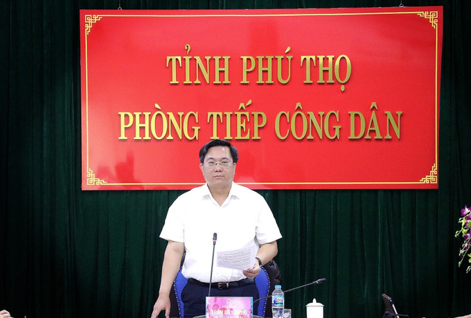 Chủ tịch UBND tỉnh Phú Thọ Trần Duy Đông giải đáp các vướng mắc của người dân. Ảnh: Thanh Hải/TTXVN tiep-dan-tinh-phu-tho-3.jpg