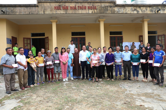 Lãnh đạo xã Yên Phú và Thiện nguyện Hương Sen chụp ảnh với bà con thôn Ngõa sau chương trình trao quà hỗ trợ khắc phục hậu quả thiên tai.