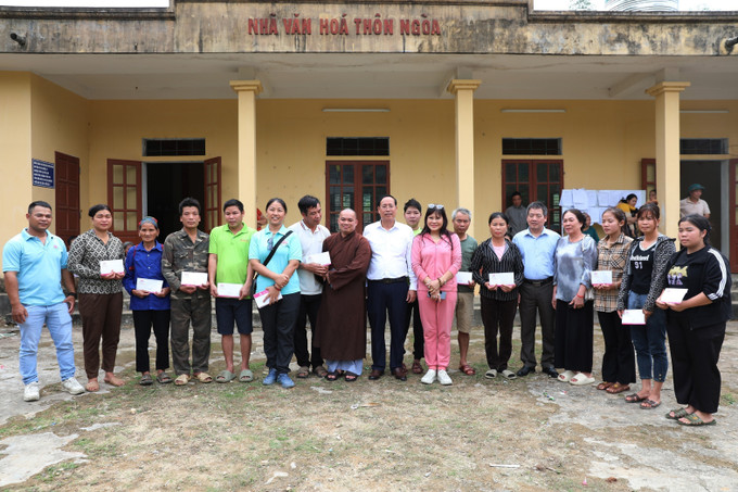 Các hộ dân thôn Ngõa, xã Yên Phú vui mừng nhận quà hỗ trợ, chung tay vượt qua khó khăn, sớm ổn định cuộc sống.