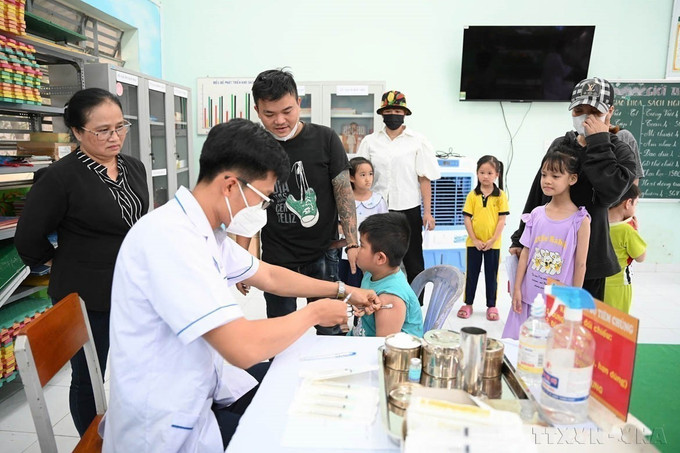 Tiêm vaccine phòng, chống dịch sởi cho học sinh tiểu học trên địa bàn tỉnh Long An. Ảnh: Thanh Bình/TTXVN