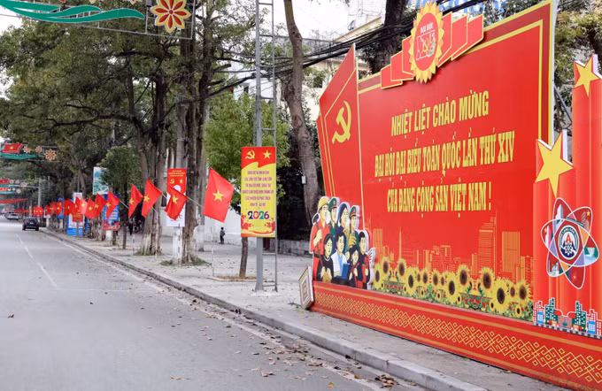 Các tuyến phố trung tâm tỉnh Lạng Sơn rực rỡ cờ hoa chào mừng Đại hội XIV của Đảng. Ảnh: Văn Đạt/TTXVN