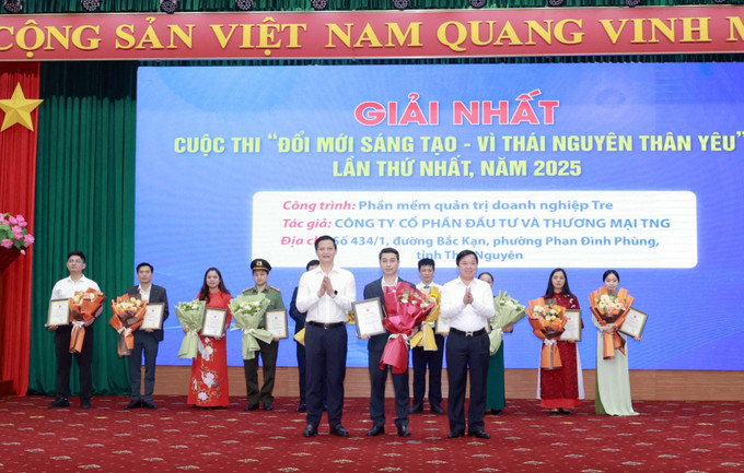 Lãnh đạo tỉnh Thái Nguyên trao giải Nhất cuộc thi “Đổi mới sáng tạo - vì Thái Nguyên thân yêu” lần thứ nhất năm 2025 cho công trình tiêu biểu.