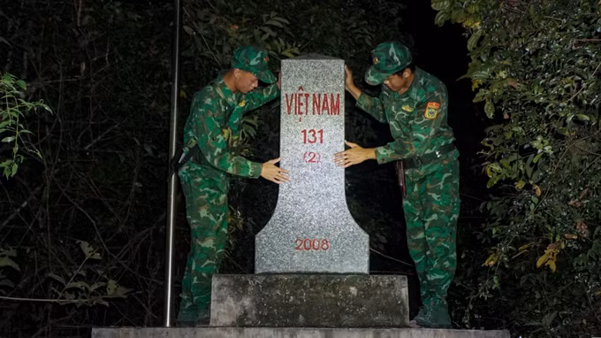 Cán bộ, chiến sĩ Bộ đội Biên phòng tỉnh Tây Ninh kiểm tra, bảo vệ mốc quốc giới trên tuyến biên giới Tây Ninh.