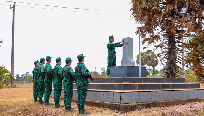 Cán bộ, chiến sĩ Bộ đội Đồn Biên phòng Tân Phú tuần tra, kiểm tra khu vực mốc quốc giới trên tuyến biên giới Tây Ninh.