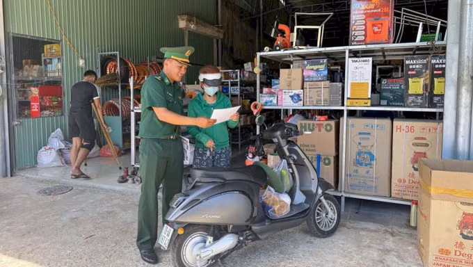 Cán bộ, chiến sĩ Đồn Biên phòng Vàm Trảng Trâu, tuyên truyền tại các cơ sở kinh doanh ở khu vực biên giới, góp phần phòng, chống buôn lậu và các hành vi vi phạm pháp luật.