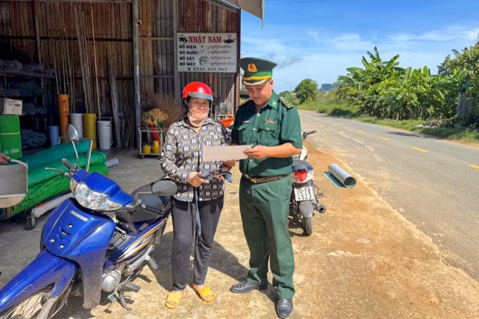 Cán bộ, chiến sĩ Bộ đội Biên phòng Đồn Biên phòng Vàm Trảng Trâu tuyên truyền, vận động người dân nâng cao cảnh giác, chấp hành quy định khi qua lại khu vực biên giới.