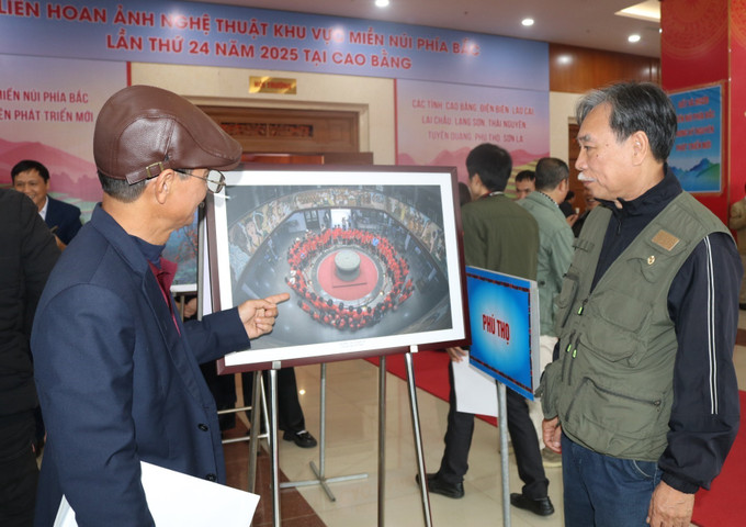 Đại biểu tham quan các tác phẩm triển lãm tại Liên hoan Ảnh nghệ thuật khu vực miền núi phía Bắc lần thứ 24.