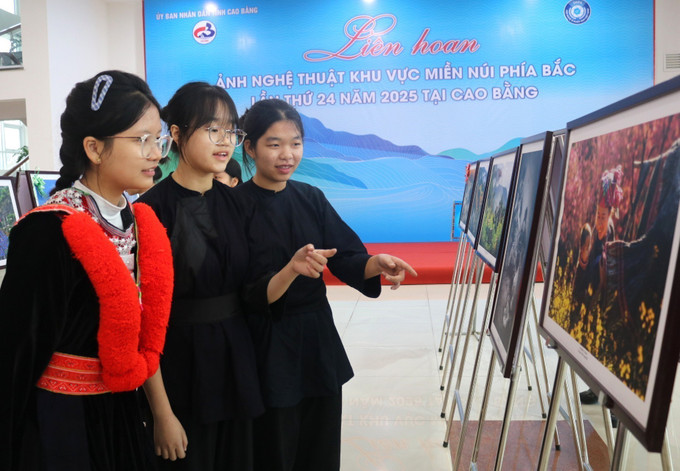 Triển lãm ảnh tại Liên hoan thu hút sự quan tâm của nhiều học sinh tỉnh Cao Bằng.