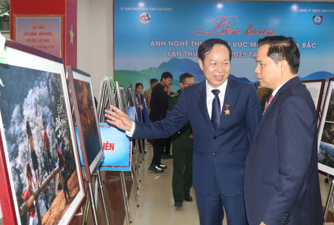 Lãnh đạo UBND tỉnh Cao Bằng tham quan các tác phẩm triển lãm tại Liên hoan Ảnh nghệ thuật khu vực miền núi phía Bắc lần thứ 24.