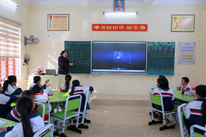 Cô giáo, ca nương Trịnh Thị Hoài Nam, Chủ nhiệm Câu lạc bộ ca trù Trường Tiểu học Hòa Bình, hướng dẫn học sinh tìm hiểu về ca trù.