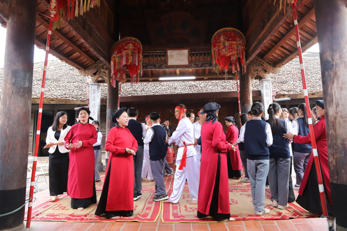 Nghệ nhân và học sinh cùng tham gia sinh hoạt, giao lưu trong không gian diễn xướng Hát Xoan làng cổ tại Đình cổ Hùng Lô, giúp học sinh tiếp cận trực tiếp di sản văn hóa phi vật thể của nhân loại.