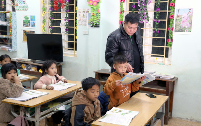 Không chỉ là nơi truyền đạt tri thức, lớp học miễn phí của thầy Lương Thanh Hưng còn là chỗ dựa tinh thần cho các em học sinh ở Piêng Vai.