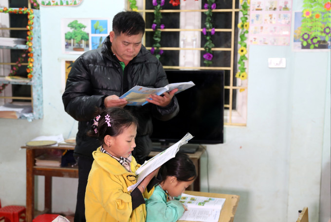 Lớp học miễn phí được thầy Lương Thanh Hưng tổ chức hàng đêm đã giúp các em học sinh nơi đây giữ lại niềm vui, ước mơ học tập.