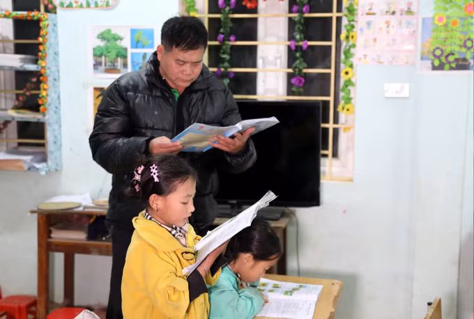 Lớp học miễn phí được thầy Lương Thanh Hưng tổ chức hàng đêm đã giúp các em học sinh nơi đây giữ lại niềm vui, ước mơ học tập.