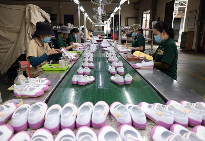Hoàn thiện sản phẩm giầy học sinh xuất khẩu ở nhà máy của Công ty CP giầy Bình Định, Khu công nghiệp Phú Tài, phường Quy Nhơn Bắc, tỉnh Gia Lai. Ảnh: Vũ Sinh/TTXVN