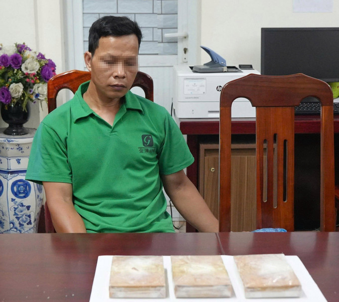 Đối tượng Lưu Văn Ánh cùng tang vật thu giữ được. Ảnh: TTXVN phát mua-ban-ma-tuy-2.jpg
