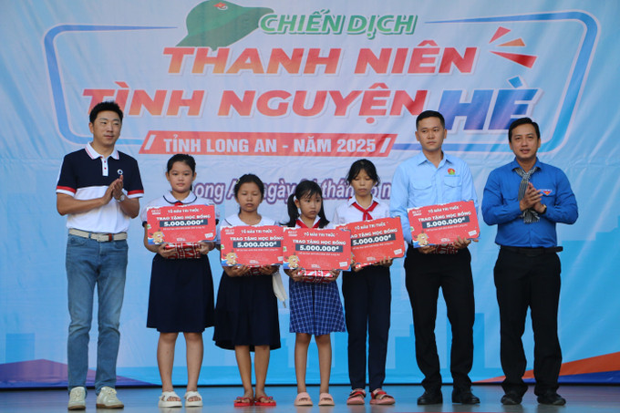Ban chỉ đạo Chiến dịch tình nguyện Hè năm 2025 trao học bổng cho học sinh nghèo có hoàn cảnh đặc biệt khó khăn. Ảnh: Thanh Bình/TTXVN Ban chỉ đạo Chiến dịch tình nguyện Hè năm 2025 trao học bổng cho học sinh nghèo có hoàn cảnh đặc biệt khó khăn. Ảnh: Thanh Bình/TTXVN