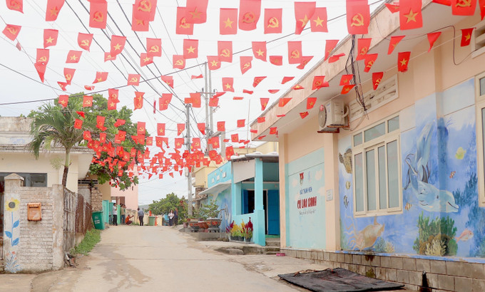 Những con hẻm nhỏ trên xã đảo Nhơn Châu được trang hoàng cờ hoa rực rỡ.