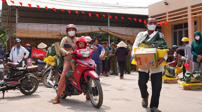 Người dân xã Mỹ Quý, tỉnh Tây Ninh vui mừng chở những phần quà Tết về nhà, mang theo niềm vui và sự sẻ chia trong dịp Xuân Bính Ngọ 2026.