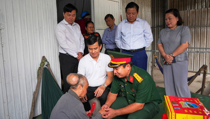 Lãnh đạo tỉnh Tây Ninh trao quà Tết cho người dân mắc bệnh hiểm nghèo có hoàn cảnh đặc biệt khó khăn tại xã Ninh Điền, tỉnh Tây Ninh nhân dịp Xuân Bính Ngọ 2026.